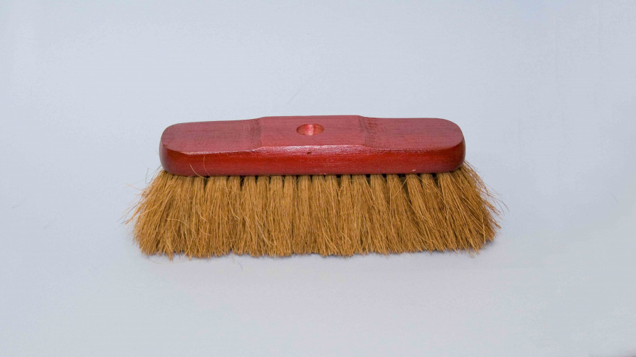 10 25CM SKIVED COCO BROOM VARNISHED RED EA.