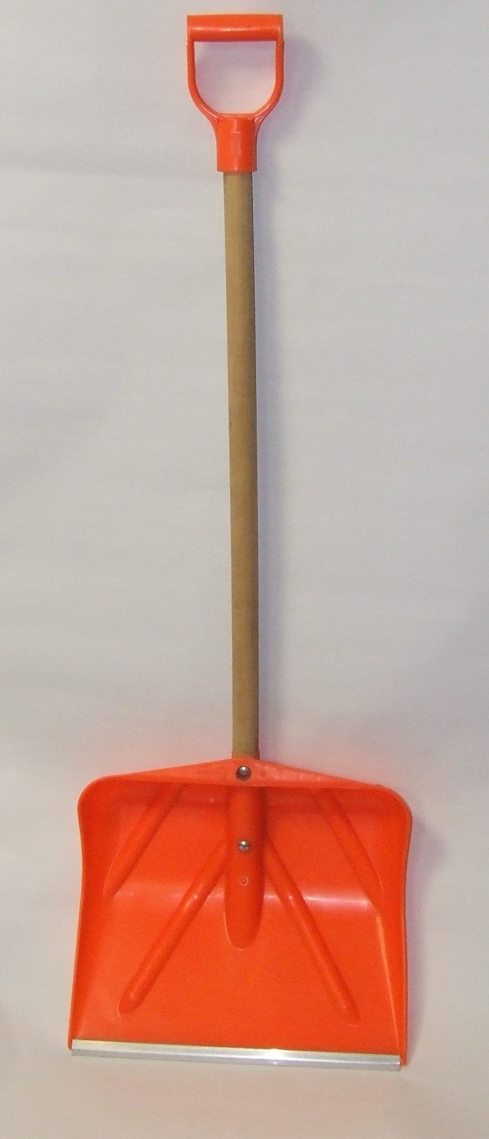 SNOW SHOVEL WITH D GRIP  HANDLE STEEL LIP HEAVY DUTY EA.                                 